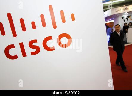 ---- Ein Besucher an den Stand von Cisco Systems während einer Ausstellung in Peking, China, 25. März 2011. Cisco Systems am Mittwoch (11 Firma Febru Stockfoto