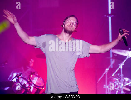 Dan Reynolds American Rock Band Drachen Vorstellen führt bei Konzert der "Rauch + Spiegel Tour" in Shanghai, China, 19. August 2015. Stockfoto