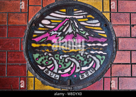 Japan, Honshu, Shizuoka, Fuji, Mund der Kanalisation mit Mount Fuji Stockfoto