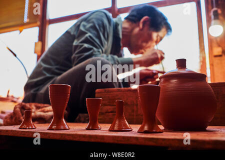 Japan, Honshu, Präfektur Aichi, Tokoname, Herr Shoji Umehara Potter eine Teekanne Teekanne Stockfoto