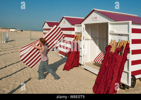 Farbenfroh und vintage Beach Cabins alle Sommer ruht auf dem Sand am Strand von De Panne, Belgien Stockfoto