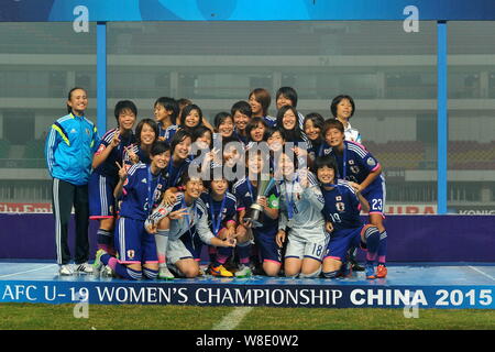 Japanische Spieler pose mit der Champion Trophy nach dem Sieg über Nordkorea im Finale der AFC U-19-Frauen-WM 2015 in Nanjing/CIT Stockfoto