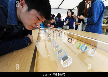 ------ Kunden schauen bei Apple Watch smart Uhren im Apple Store in der Nähe des West Lake in Hangzhou, Provinz Zhejiang, China 10. April 2. Stockfoto