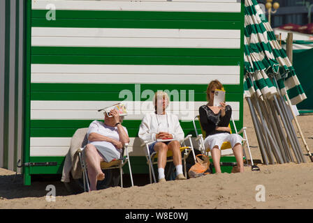 Farbenfroh und vintage Beach Cabins alle Sommer ruht auf dem Sand am Strand von De Panne, Belgien Stockfoto