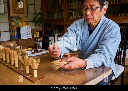 Japan, Honshu Island, Region Kansai, Kyoto, Herr Tanimura Yasaburo, Chasen, Peitsche für Matcha für die Teezeremonie Stockfoto