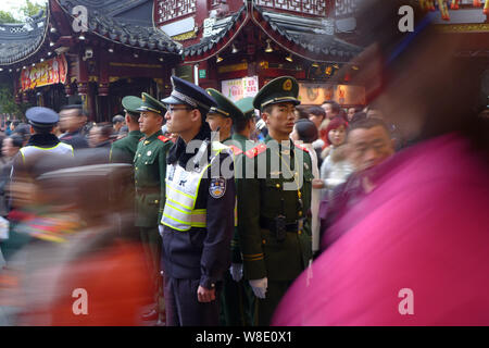 Chinesischen Polizei und paramilitärischen Polizisten stand Guard als Touristen Menge Yu Garten, oder Yuyuan Garten, während das chinesische Mondjahr holida Stockfoto