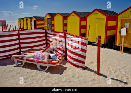 Farbenfroh und vintage Beach Cabins alle Sommer ruht auf dem Sand am Strand von De Panne, Belgien Stockfoto