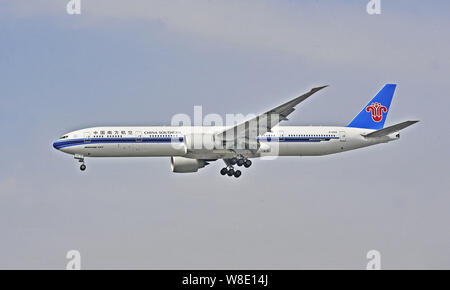 ---- Ein Flugzeug von China Southern Airlines ist über den Internationalen Flughafen Shanghai Hongqiao in Shanghai, China, 13. März 2015 zu landen. Desp Stockfoto