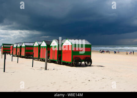 Farbenfroh und vintage Beach Cabins alle Sommer ruht auf dem Sand am Strand von De Panne, Belgien Stockfoto