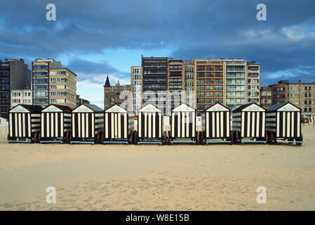 Farbenfroh und vintage Beach Cabins alle Sommer ruht auf dem Sand am Strand von De Panne, Belgien Stockfoto