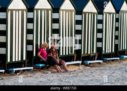 Farbenfroh und vintage Beach Cabins alle Sommer ruht auf dem Sand am Strand von De Panne, Belgien Stockfoto