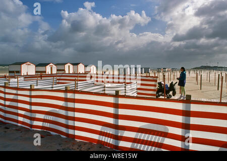 Farbenfroh und vintage Beach Cabins alle Sommer ruht auf dem Sand am Strand von De Panne, Belgien Stockfoto