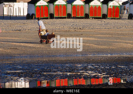 Farbenfroh und vintage Beach Cabins alle Sommer ruht auf dem Sand am Strand von De Panne, Belgien Stockfoto