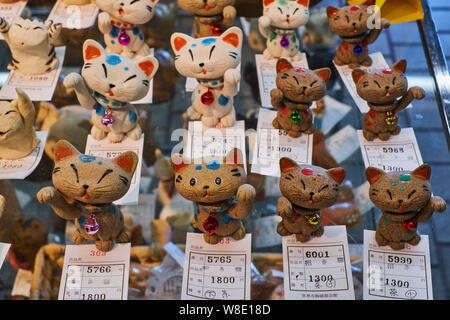 Japan, Honshu, Präfektur Aichi, Tokoname, Katze Keramik Stockfoto