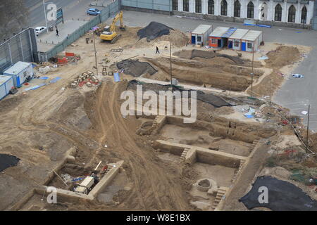 Luftaufnahme von alten Gräbern der Shang Dynastie (1600 v. Chr.-1046 v. Chr.) in der Nähe der Stadion in der Provinz Henan Zhengzhou City, Central China Provinz Henan, 2 Stockfoto