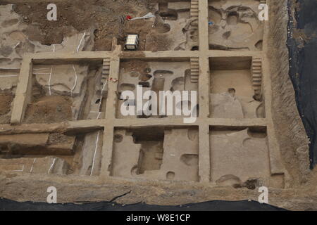 Luftaufnahme von alten Gräbern der Shang Dynastie (1600 v. Chr.-1046 v. Chr.) in der Nähe der Stadion in der Provinz Henan Zhengzhou City, Central China Provinz Henan, 2 Stockfoto