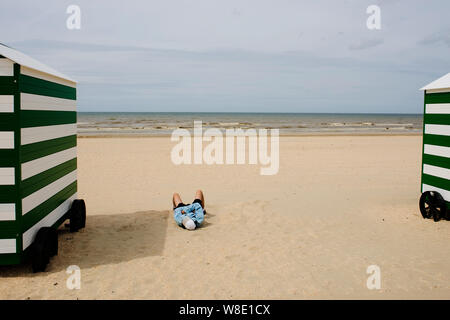 Farbenfroh und vintage Beach Cabins alle Sommer ruht auf dem Sand am Strand von De Panne, Belgien Stockfoto