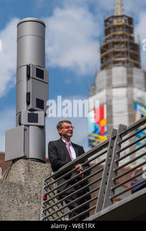 09. August 2019, Sachsen, Görlitz: Roland Wöller (CDU), Innenminister von Niedersachsen, steht auf dem Görlitzer Altstadtbrücke neben einem Polizei Video System. Mit dem heutigen Start der Kameraüberwachung in der Altstadt von Görlitz, um grenzüberschreitende Kriminalität bekämpfen, das Pilotprojekt wird dauerhaft etabliert werden. Foto: Robert Michael/dpa-Zentralbild/dpa Stockfoto