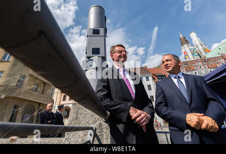 09. August 2019, Sachsen, Görlitz: Roland Wöller (CDU, l), Innenminister von Sachsen, und Octavian Ursu (CDU), Oberbürgermeister von Görlitz, stand auf der Görlitzer Altstadt Brücke neben der Polizei Video System. Mit dem heutigen Start der Kameraüberwachung in der Altstadt von Görlitz, um grenzüberschreitende Kriminalität bekämpfen, das Pilotprojekt wird dauerhaft etabliert werden. Foto: Robert Michael/dpa-Zentralbild/dpa Stockfoto