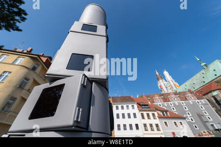 09. August 2019, Sachsen, Görlitz: ein Polizei video System steht auf dem Görlitzer Altstadtbrücke, im Hintergrund der Peterskirche zu sehen ist. Mit dem heutigen Start der Kameraüberwachung in der Altstadt von Görlitz, um grenzüberschreitende Kriminalität bekämpfen, das Pilotprojekt wird dauerhaft etabliert werden. Foto: Robert Michael/dpa-Zentralbild/dpa Stockfoto