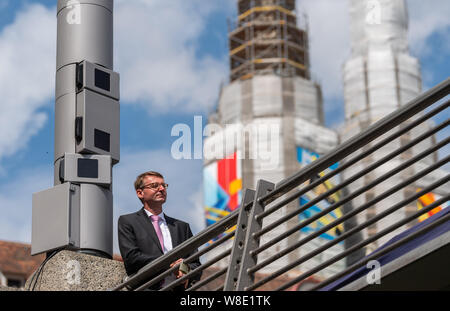 09. August 2019, Sachsen, Görlitz: Roland Wöller (CDU), Innenminister von Niedersachsen, steht auf dem Görlitzer Altstadtbrücke neben einem Polizei Video System. Mit dem heutigen Start der Kameraüberwachung in der Altstadt von Görlitz, um grenzüberschreitende Kriminalität bekämpfen, das Pilotprojekt wird dauerhaft etabliert werden. Foto: Robert Michael/dpa-Zentralbild/dpa Stockfoto