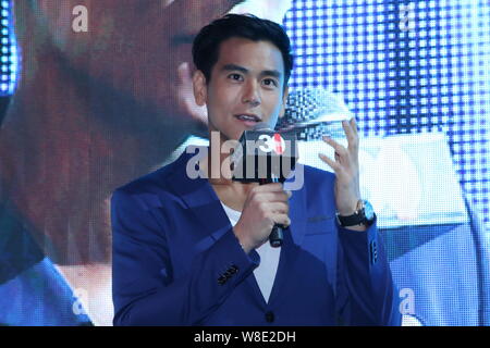 Taiwanesische Schauspieler Eddie Peng spricht während einer Werbeveranstaltung für Biotherm skincare Produkte in Schanghai, China, 12. August 2015. Stockfoto