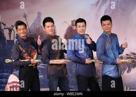 (Von links) Hong Kong Darsteller Aaron Kwok, chinesische Akteure Feng Shaofeng, Xiao Shenyang und Hong Kong Schauspieler ihn Recht darstellen, während einer Pressekonferenz für die Stockfoto