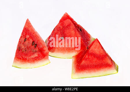 Drei dreieckige Keile frische Wassermelone vor einem weißen Hintergrund Stockfoto