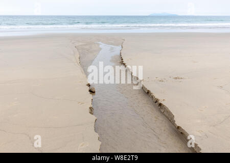 Das Wasser fließt auf dem Sand. Küstenerosion Wasser Stockfoto