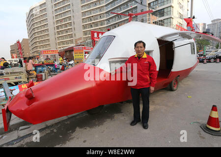 Pensionierte chinesischen Ingenieur Yuan Jingying wirft mit seinen hausgemachten Hubschrauber-förmige Fahrzeug auf einer Straße in der Stadt Zhengzhou, Provinz Henan, China Stockfoto