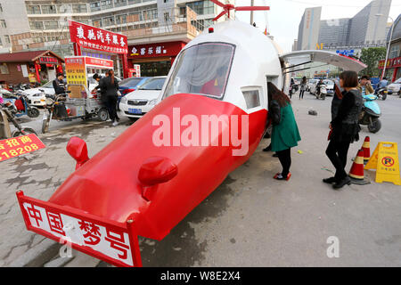 Fußgänger Blick auf die hausgemachten Hubschrauber-förmige Fahrzeug gebaut von pensionierten chinesischen Ingenieur Yuan Jingying auf einer Straße in Zhengzhou City, Central China" Stockfoto