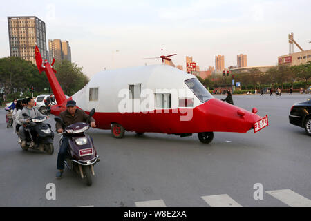 Die hausgemachten Hubschrauber-förmige Fahrzeug gebaut von pensionierten chinesischen Ingenieur Yuan Jingying auf einer Straße in Zhengzhou City reist, der Central China Henan prov Stockfoto