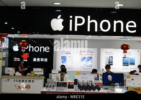 ------ Kunden versuchen, das iPhone von Apple Smartphones Handy store in Stadt Haikou, South China Hainan Provinz, 29. März 2013. Frische res Stockfoto