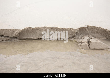 Das Wasser fließt auf dem Sand. Küstenerosion Wasser Stockfoto