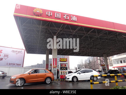 ---- Blick auf eine Tankstelle von PetroChina, eine Tochtergesellschaft der CNPC (China National Petroleum Corporation), in Nanjing, China Jiangsu provin Stockfoto
