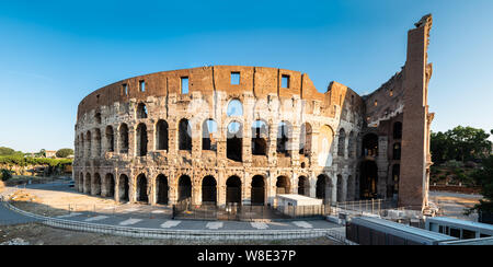 Panorama von Colosseum Außenansicht bei Sonnenaufgang in Rom, Italien Stockfoto