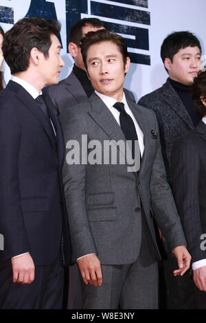 Koreanische Schauspieler Lee Byung-hun, rechts, und Cho Seung-woo an einem VIP-Screening bei ihren neuen Film "Inside Men" in Seoul, Südkorea, 16. Nov. Stockfoto