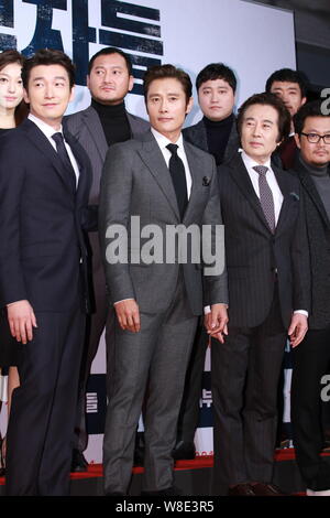 Koreanische Schauspieler Cho Seung-woo, Lee Byung-hun und Baek Yoon-sik darstellen, da sie für einen VIP-Screening bei ihren neuen Film "Inside Men" in Se ankommen Stockfoto