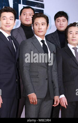 Koreanische Schauspieler Cho Seung-woo, Lee Byung-hun und Baek Yoon-sik darstellen, da sie für einen VIP-Screening bei ihren neuen Film "Inside Men" in Se ankommen Stockfoto