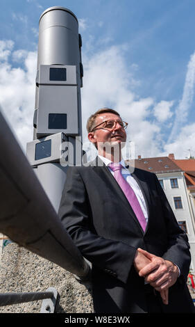 09. August 2019, Sachsen, Görlitz: Roland Wöller (CDU), Innenminister von Niedersachsen, steht auf dem Görlitzer Altstadtbrücke neben einem Polizei Video System. Mit dem heutigen Start der Kameraüberwachung in der Altstadt von Görlitz, um grenzüberschreitende Kriminalität bekämpfen, das Pilotprojekt wird dauerhaft etabliert werden. Foto: Robert Michael/dpa-Zentralbild/dpa Stockfoto