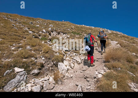 Wanderer Klettern auf einem Pfad, Gran Sasso und Laga Mountains National Park, L'Aquila, Abruzzen, Italien Stockfoto