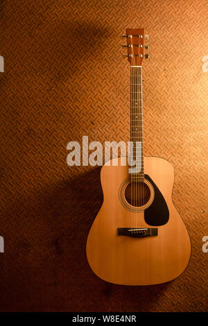 Akustik Gitarre auf alten Stahl Hintergrund Stockfoto