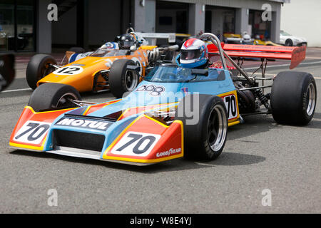 David Tomlin fährt sein 1975, Rondel Motul Mi, unten die Internationale Pit Lane, für das Qualifying der HSCC historische Formel 2 Rennen Stockfoto