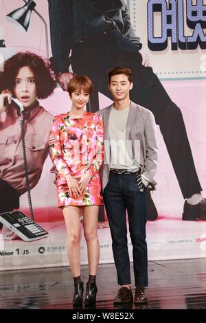 Koreanische Schauspielerin gehen Joon-hee, Links, und Schauspieler Park Seo-joon nehmen an einer Pressekonferenz für Ihre neue TV-Drama er ziemlich" in Seoul, South Kore wurde Stockfoto