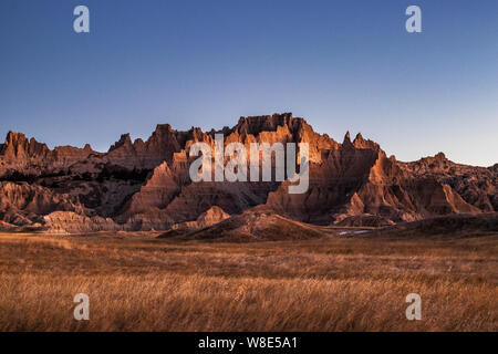 Badlands National Park liegt in South Dakota. Seine dramatische Landschaften span geschichtete Felsformationen, steile Schluchten und hoch aufragenden Türmen. Stockfoto