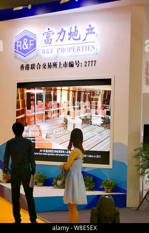 ---- Chinese Eigenheimkäufer besuchen Sie den Stand von R&F Eigenschaften während der Immobilien Messe in Guangzhou City, der südchinesischen Provinz Guangdong, am 28. August 2001 Stockfoto