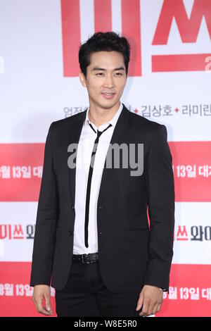 Koreanische Schauspieler Song Seung-heon stellt während einer Pressekonferenz für seinen Film 'Miss Frau" in Seoul, Südkorea, 13. Juli 2015. Stockfoto