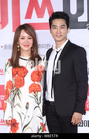 Koreanische Schauspielerin Uhm Jung-hwa, Links, und Schauspieler Song Seung-heon Stellen während einer Pressekonferenz für Ihren Film 'Miss Frau" in Seoul, Südkorea, 1. Stockfoto