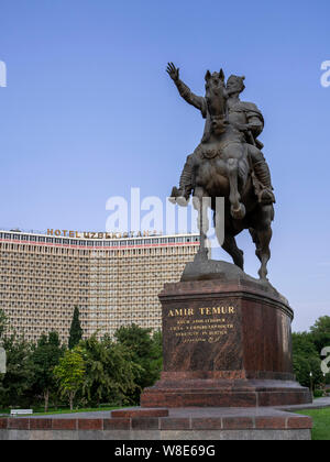 Denkmal von Amir Timur vor dem Hotel Usbekistan, Taschkent, Usbekistan, Asien Stockfoto