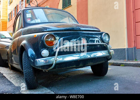 Genua (Genova), Italien - 30. Juni 2019: Classic Car Fiat 600 in der alten Straße in Genua Stockfoto